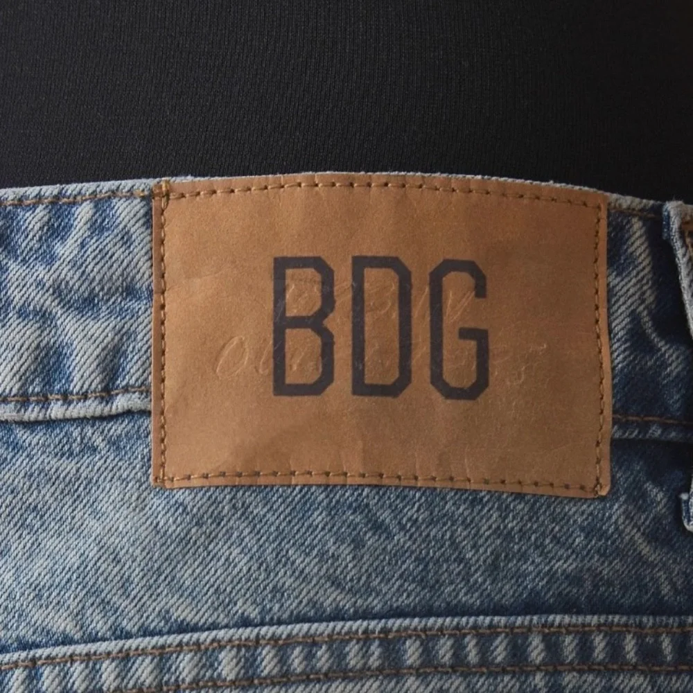 🟤NWT BDG by URBAN OUTFITTERS Tori Mid Rise Cutoff Jort in Medium Wash